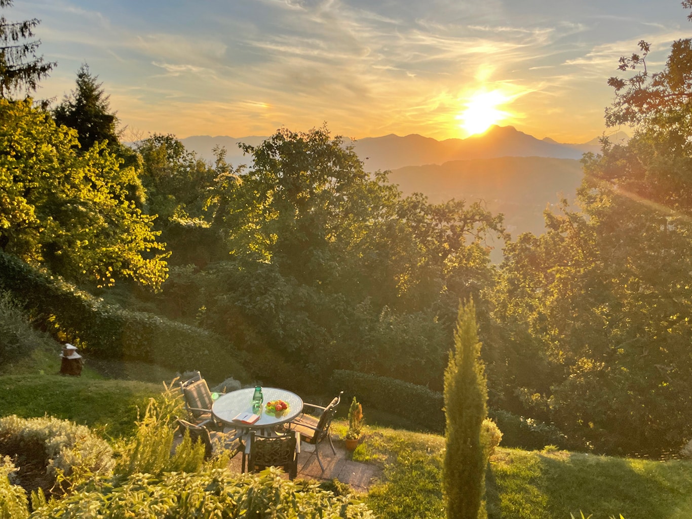 Gartenidylle mit Blick auf die Toskana bei Sonnenuntergang – Auszeit für Führungskräfte in Montefegatesi