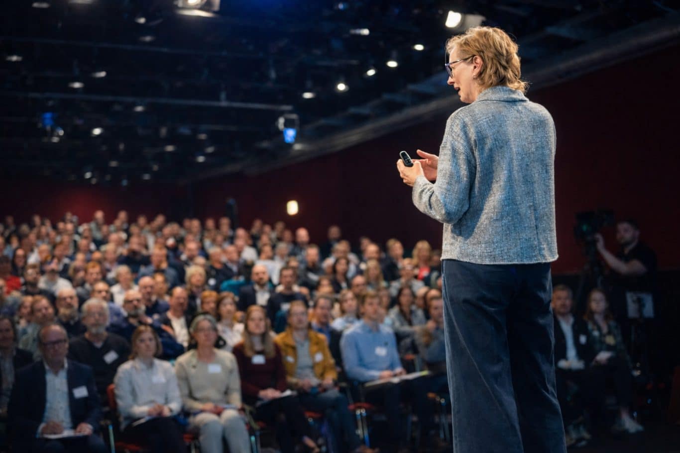 Lucia Brauburger als Keynote-Speakerin auf der Bühne vor großem Publikum – Vorträge zu Change-Prozessen und Führung