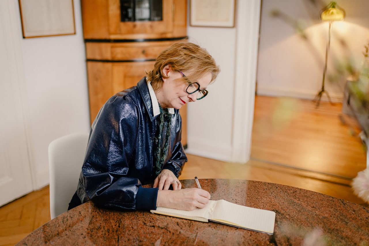 Lucia Brauburger beim Schreiben – Trainerin, Speakerin und systemische Beraterin für Führung und Change Management